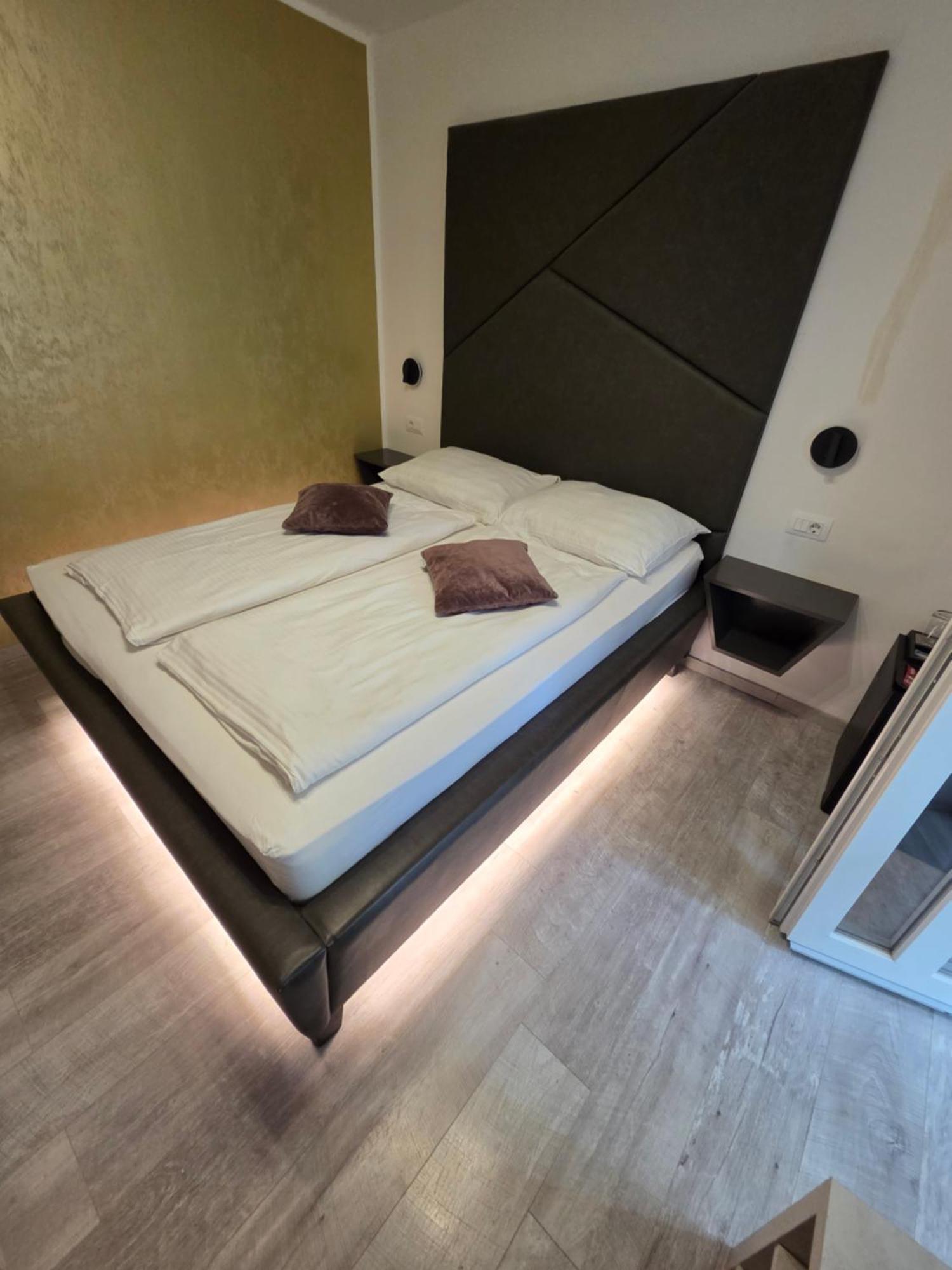 Bed & Breakfast H&h - Adults Only
